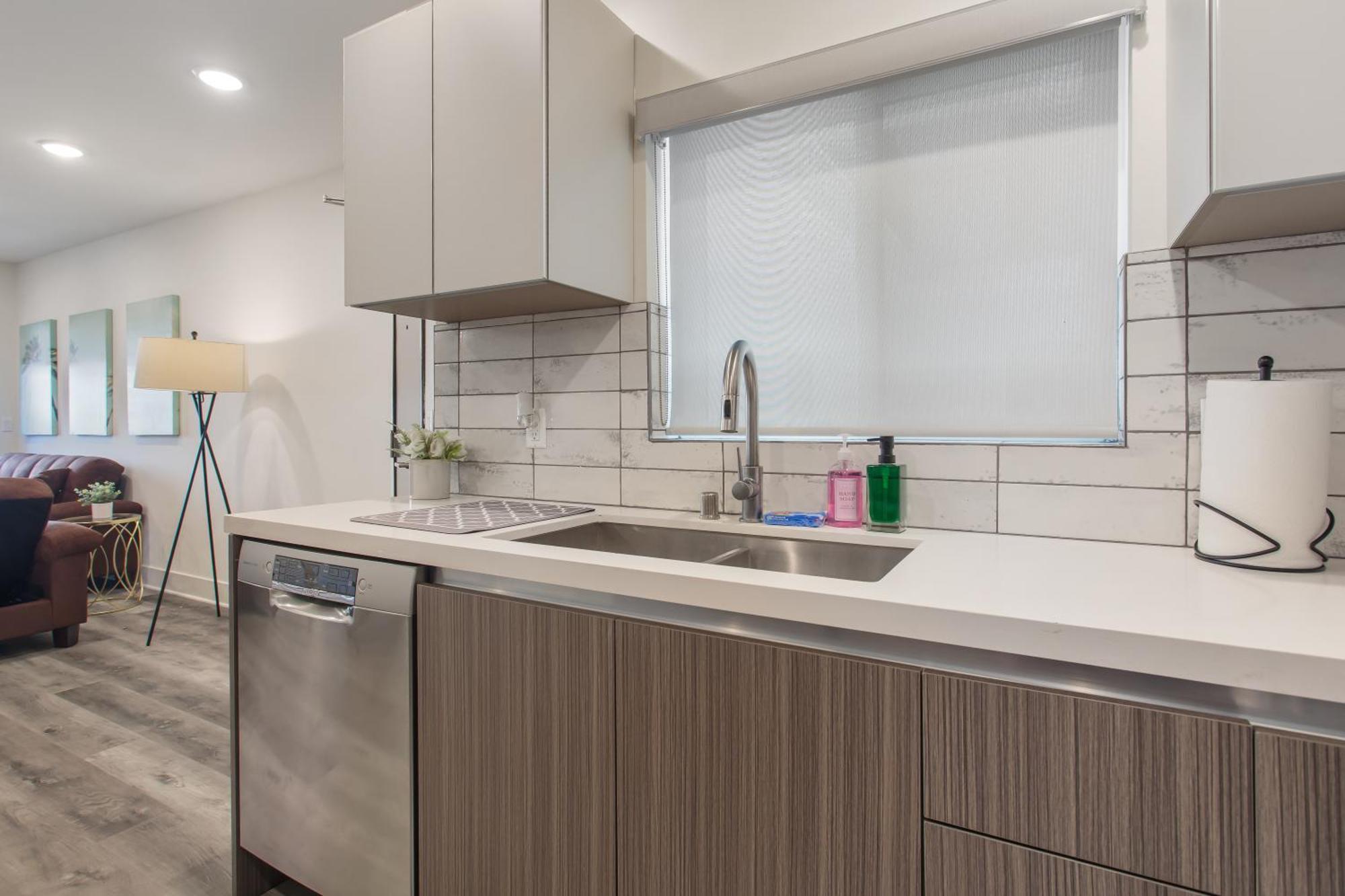 Capsule hotel Beverly Hills 2bd 2ba With Free Parking *