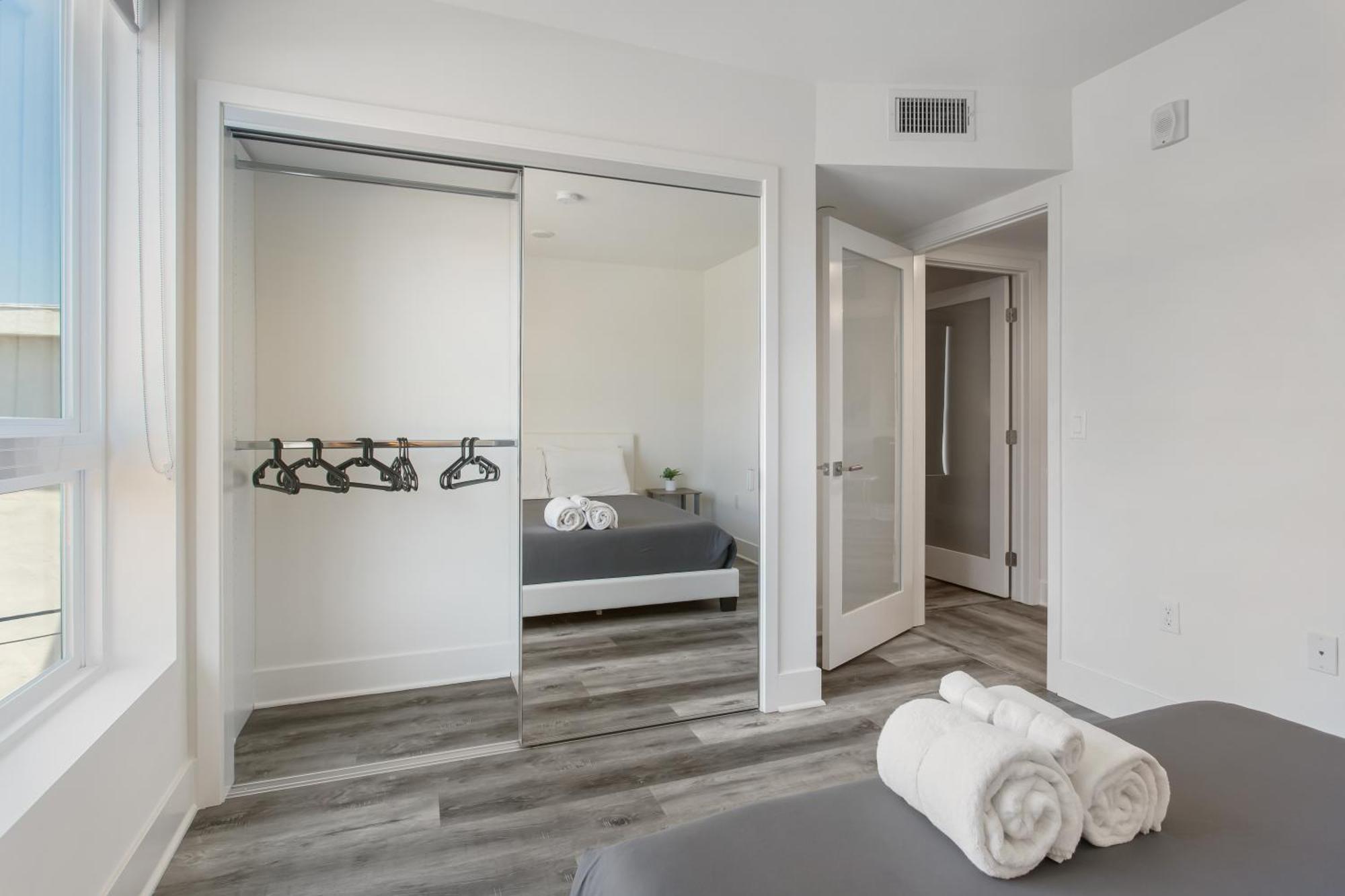Beverly Hills 2bd 2ba With Free Parking Capsule hotel