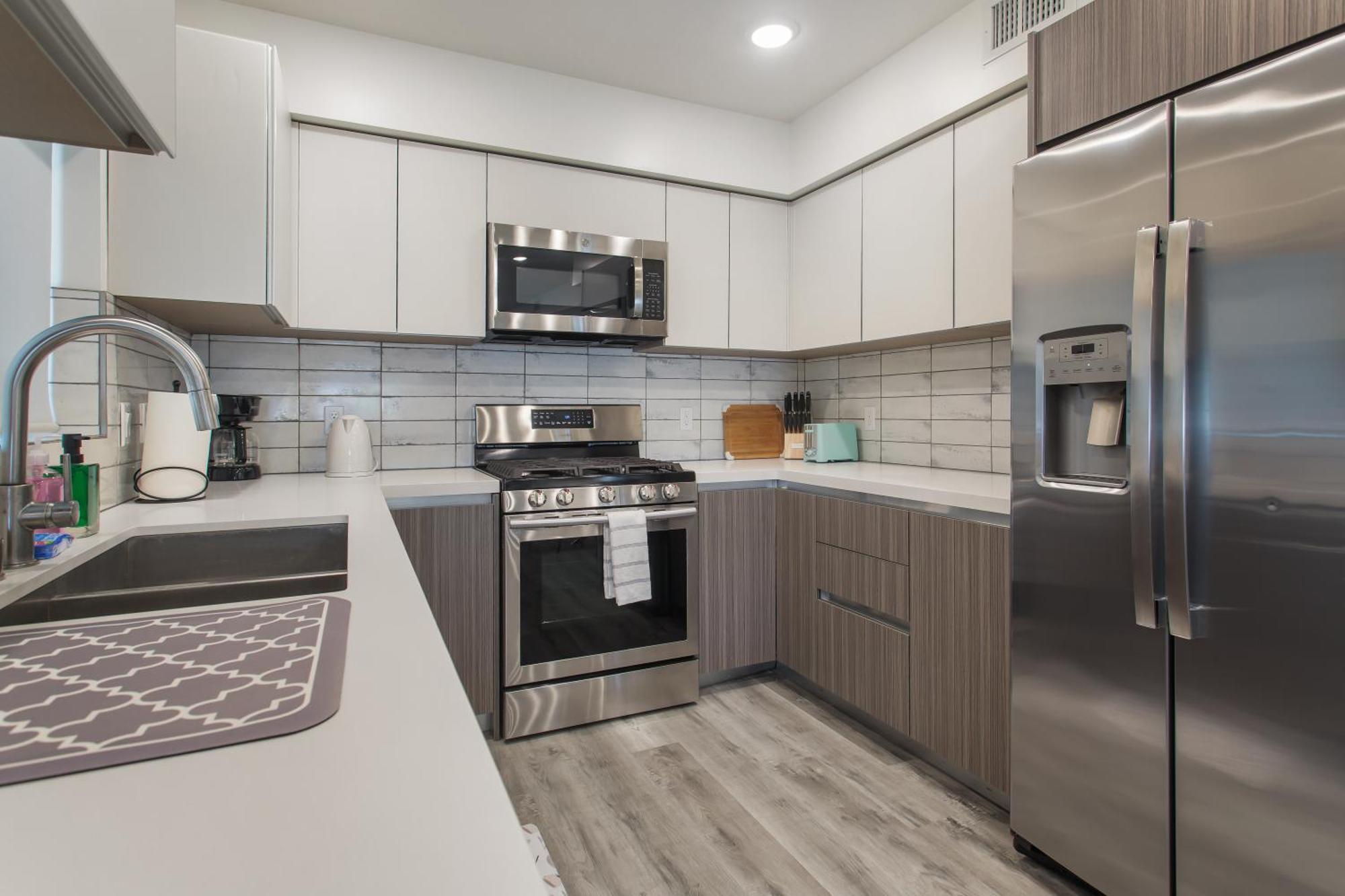 Beverly Hills 2bd 2ba With Free Parking Capsule hotel